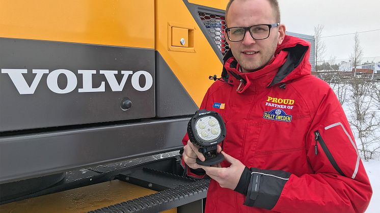 Martin Nyrén, produktägare servicemarknad, slår ett slag för Tyris nya ljussystem INTELLi Light