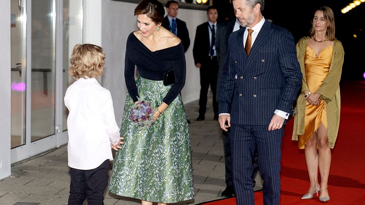 D.K.H. Kronprins Frederik og Kronprinsesse Mary ankommer til Kronprinsparrets Priser 2021 i Vejle Musikteater