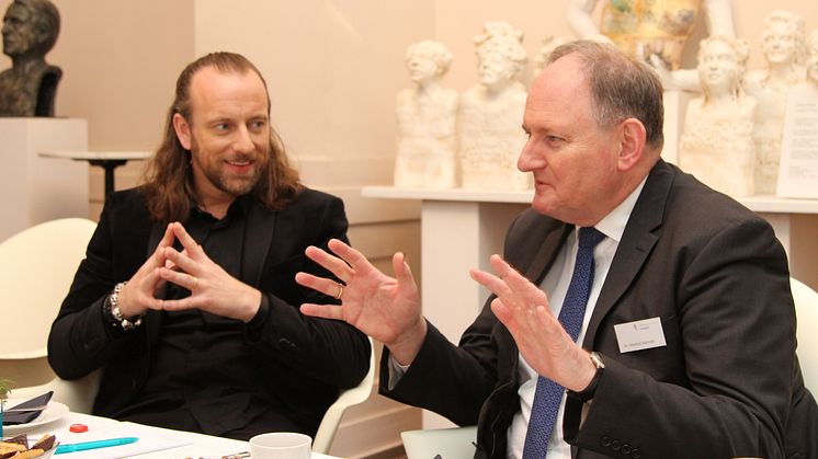 Anders Indset (l.) und Dr. Stephan Nahrath diskutieren auf dem Westfalen Weser Energie-Forum die Thesen des norwegischen Redners.