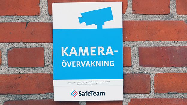 Skyltarna måste nu tydligt visa vem som bedriver övervakningen, vilka kontaktuppgifterna är samt i vilket syfte övervakningen sker.