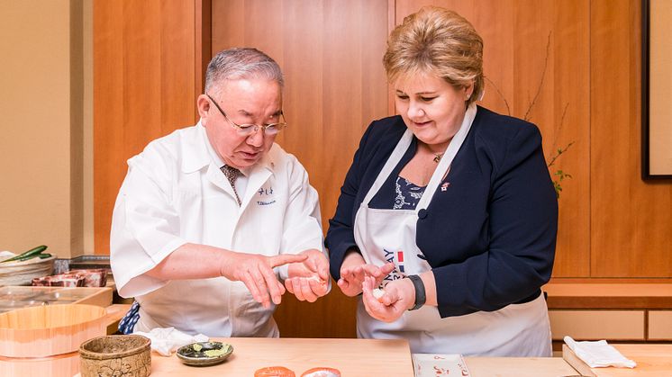 Statsminister Erna Solberg fikk et lynkurs i sushikunsten av den japanske sushikokken Tsutimu Shiamiya da hun besøkte Japan i forrige uke