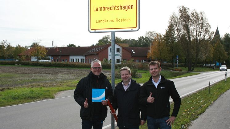 Sie freuen sich auf das neue Glasfasernetz: Projektleiter Andreas Dankert, Bürgermeister Holger Kutschke und Tjark Hartmann (ebenfalls DG)