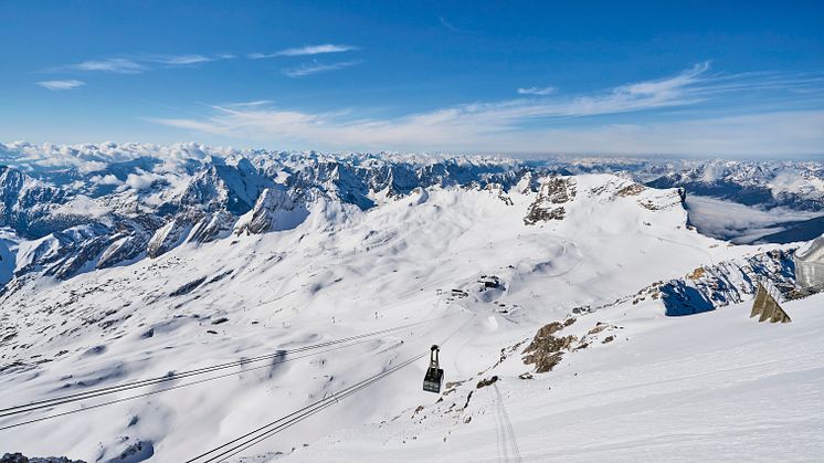 Grainau_Gondel_über_Schnee_schwebend_zur_Zugspitze