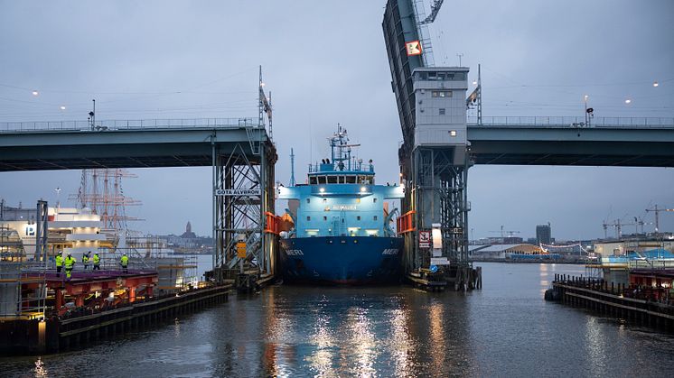 För en månad sedan kom det finska skeppet Meri med den första tvärbalken till Hisingsbron. Nu är skeppet snart tillbaka i Göteborg igen. Den här gången ska skeppet backa med sin last genom Götaälvbron, med bara 20 centimeters marginal på varje sida.