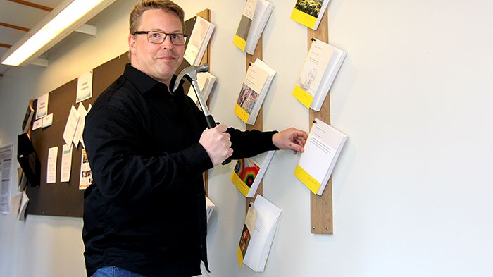 Stefan Andersson under spikningen av avhandlingen "Supporting working carers of older people via the use of Information and Communication Technology".