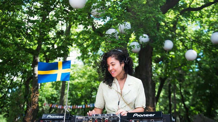 DJ Parinazz