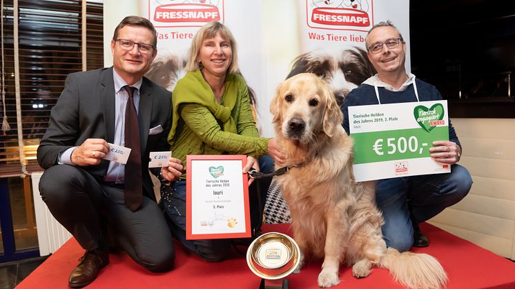 Hermann Aigner ehrt Iouri als tierischen Helden aus Niederösterreich