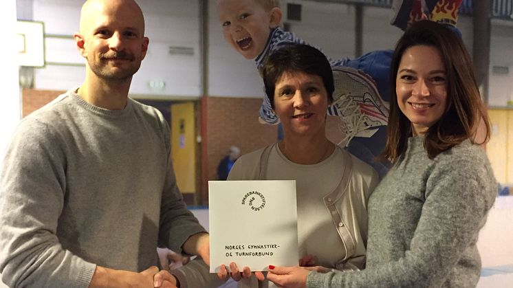 Marcus Christensen fra Sparebankstiftelsen DNB (t.v.) overrekker 5 millioner kroner til Norges Gymnastikk- og Turnforbund ved president Kristin Gilbert (i midten) og Irina Solem, ansvarlig for barn og ungdomsaktiviteten i forbundet..