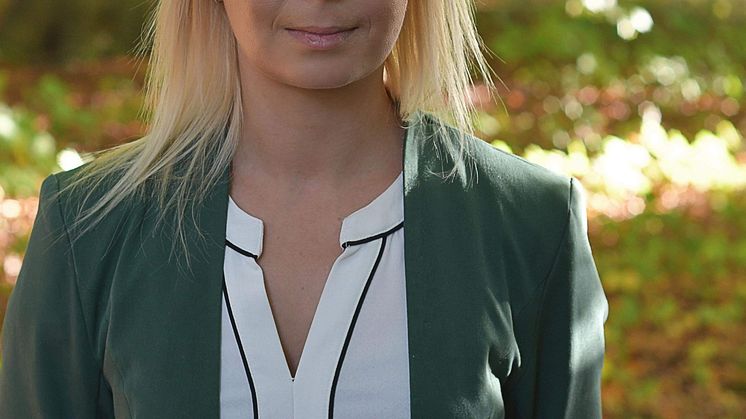 32-årige Jeanette Zena Jensen er ny partner i Nanostone, der er specialiseret i tagrende-, facade-, og fliserens. Foto: PR.