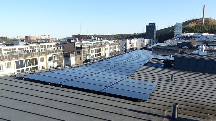 SKB har investerat i en ny solenergianläggning i Hammarby Sjöstad. Foto: SKB