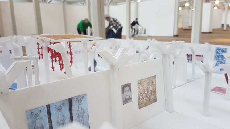 Utställningen TID, som planerats i en modell, under uppbyggnad i Norra konsthallen. Annika Andersson, utställare och hängningsansvarig sätter upp ett av konstverken med hjälp av Kulturcentrums Lasse Friberg och Pär Axell. 