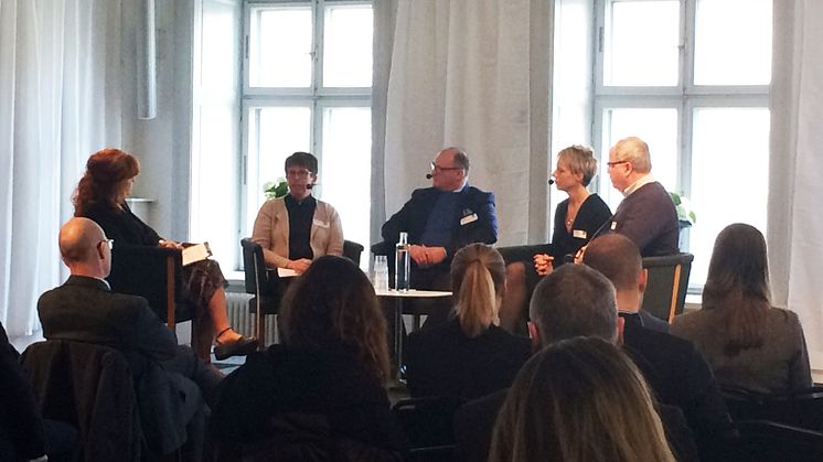 Från vänster; Helena Blomquist – moderator, Cecilia Hedqvist – VD Gasnätet Stockholm AB, Magnus Börjeson – Krav-bonde på Högåsa gård, Anna Berggren – Perstorp BioProducts AB, Lars Sjösvärd – Gasum Oy (Swedish Biogas International).