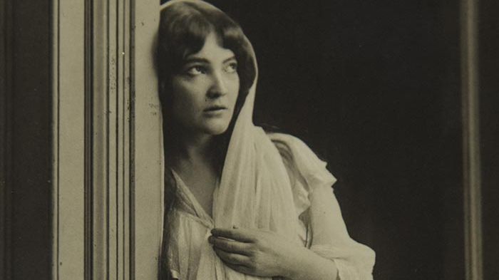 Cally Monrad i rolla som Mimi i La Bohéme ved Fahlstrøms Theater i 1907. Foto: Rude & Hilfling. Eigar: Nasjonalbiblioteket.
