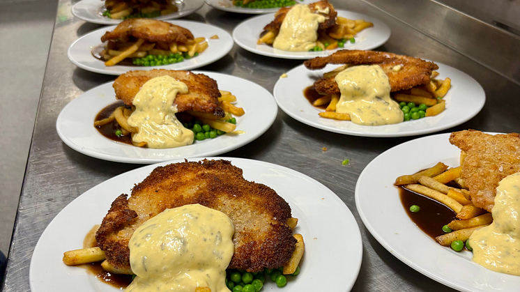 Momento Airport serverade schnitzel dagen till ära på premiärflighten i år_Jönköping Airport.png