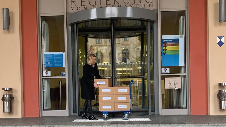 Maria Wolf, Landschaftsarchitektin, gibt im Auftrag der Bayernwerk Netz GmbH am Dienstag, 4. November, die Planfeststellungsunterlagen für die Ertüchtigung der J91 bei der Regierung von Oberbayern in München ab.