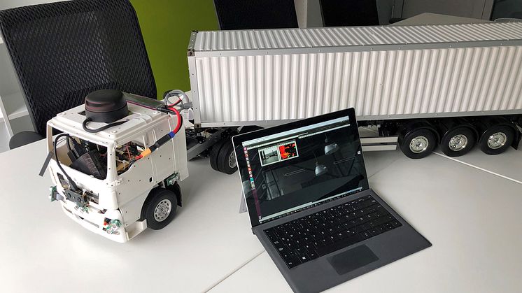 Der Modell-Truck kann relevante Fahrfunktionen softwaregesteuert über intelligente Algorithmen ausführen. © FG Business Intelligence