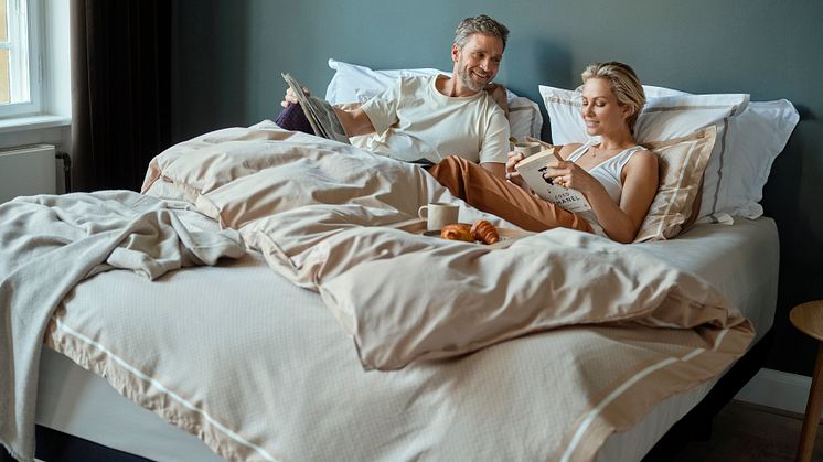Stressless Sky_mattress_couple_morning