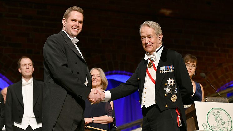 Olof Boson mottar Anders Wall-stipendiet av riksmarskalk Svante Lindqvist. (Foto: Erik Cronberg)