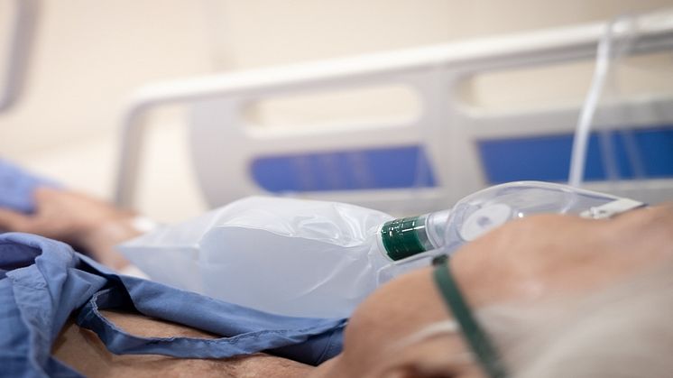 MND_oxygen-mask-on-patient-s-face-on-the-hospital-bed.jpg