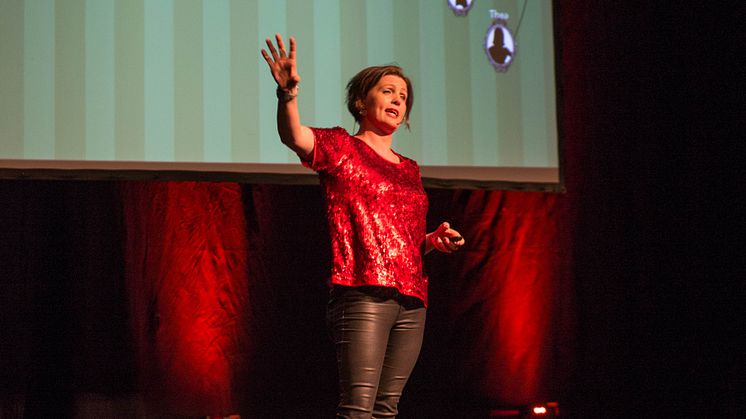 Dora Thorhallsdottir på FORUT festaften
