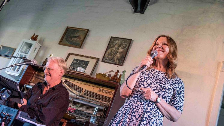 Jan Sigurd och Anna-Lena Brundin framträder med Piratenprogrammet på Franskans Crêperie i Rörum. Foto: Urszula Striner