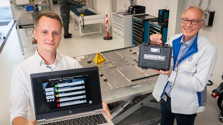Robin Krause and Joachim Wöhle test used batteries with BattMAN ReLife in Salzgitter
