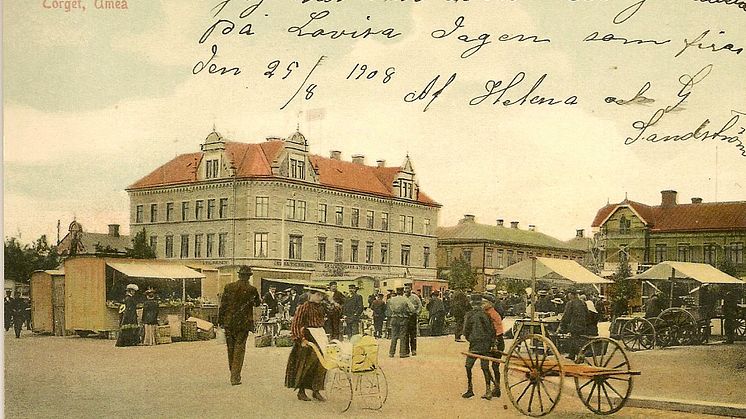 Vykort från Rådhustorget, Umeå tidigt 1900-tal. Ingår i utställningen Gamla vykort från Umeå på Väven, Umeå. 