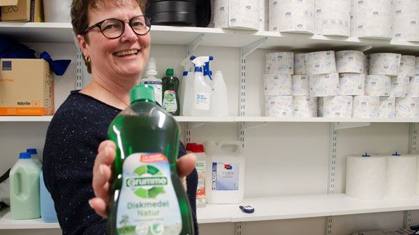 Kungsbackas kemikaliecoach Sandra Einhaus visar ett exempel på en produkt som är miljövänlig.