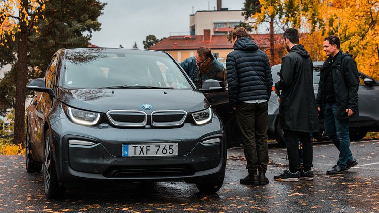 BMW och Elbilio inviger elbilspool i Bagarmossen