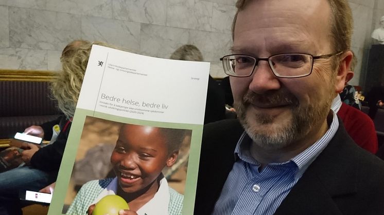 Utenlandssjef i FORUT Ståle Stavrum med regjeringens nye strategi for å bekjempe ikke-smittsomme sykdommer