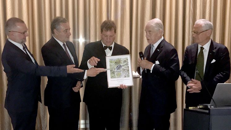 Fr. vänster Ladoslav Miko (EU-kommissionen), Thierry de l'Escaille (Friends of the Countryside), pristagaren Charles  Burell, Johan Nordenfalk (Anders Walls Stiftelse) och Åke Barklund (Kungl. Skogs- och Lantbruksakademien). 