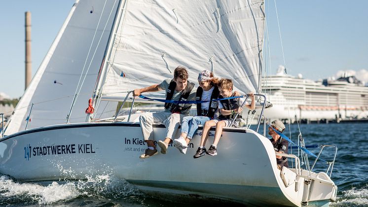 Beim Eltern und Kind Segeln kann die ganze Familie das Ruder in die Hand nehmen. 