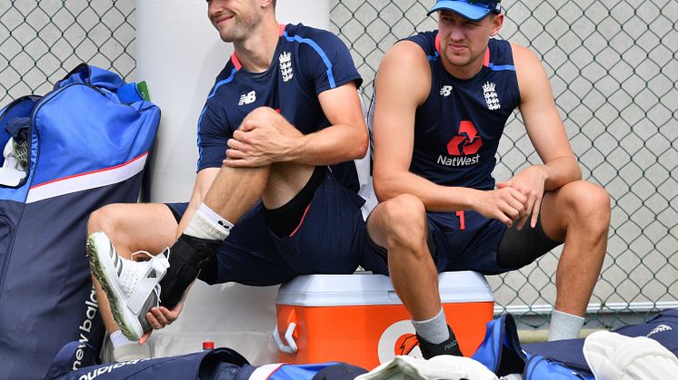 England's players Chris Woakes (L) and Jake Ball. (Image by Getty)