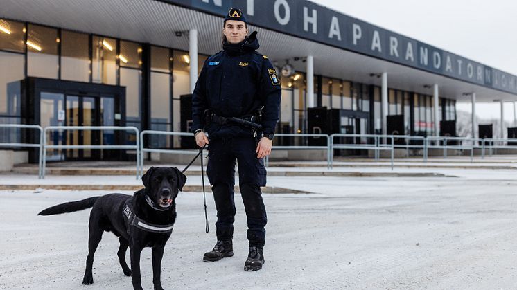 ErikFurmark och Loki liggande bild Foto_Lisa Björk