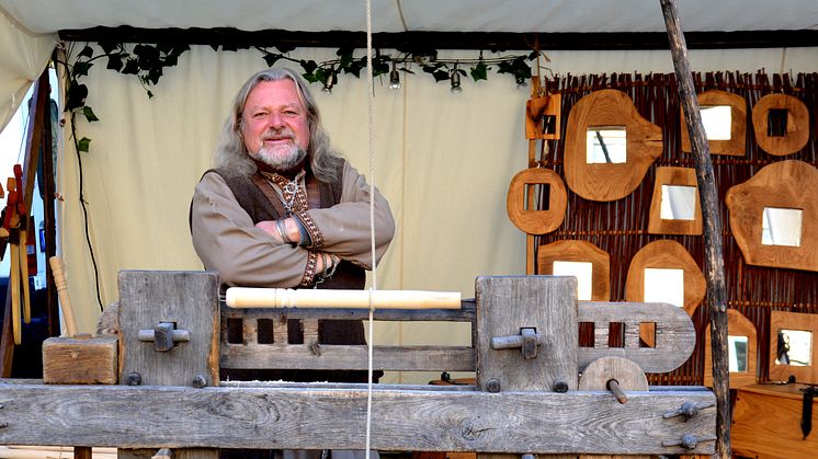 Das nordische Wikingerdorf lädt auf dem Asmus-Bremer-Platz zum Entdecken und Erleben historisch-skandinavischer Handwerkskunst ein.