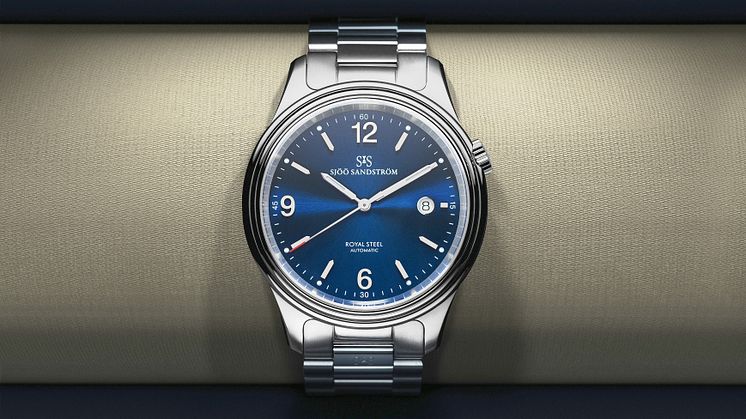 Den nya djupblå tavlan lanseras till samtliga storlekar i familjen, Royal Steel Classic 41mm, 36mm, 32mm.