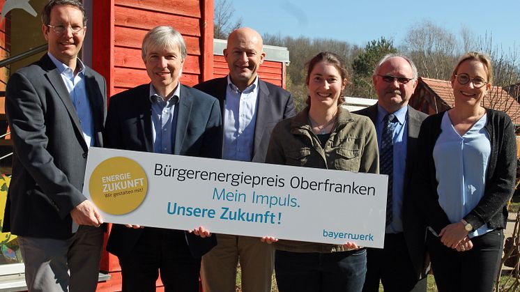 Bewerbungsstart für den Bürgerenergiepreis. v.l.: Ingo Schroers (Bayernwerk), Regierungsvizepräsident Thomas Engel, Claus Schwarzmann (Bürgermeister), Ceara Elhardt (Umweltstation), Otto Siebenhaar (stv. Landrat) und Nicole Diller (Umweltstation).