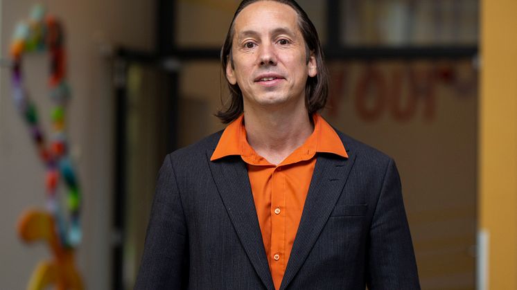 John Magnus Roos, konsumtionsforskare, frågar om lycka kan köpas för pengar, vid vårens sista populärvetenskapliga café på Högskolan i Skövde.