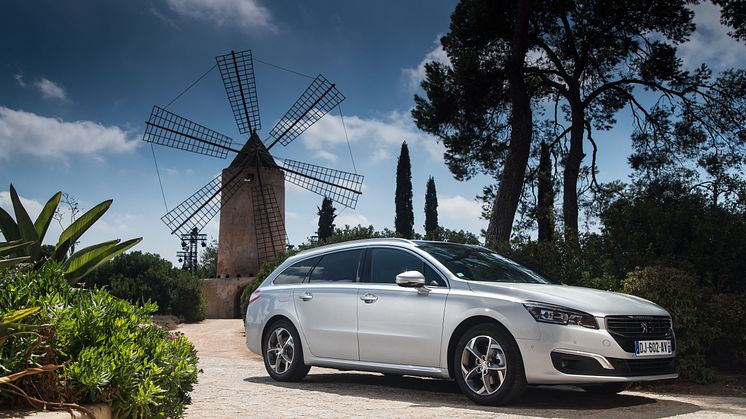 Sverigepremiär för sportigt eleganta Peugeot 508 -nytt utseende, klassledande förbrukning och nya automatlådor