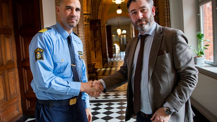 Christian Orsing (M), kommunstyrelsens ordförande i Helsingborgs stad och Karim Ottoson, polischef i Helsingborg, har förnyat den tidigare samverkansöverenskommelsen. Foto: David Lundin
