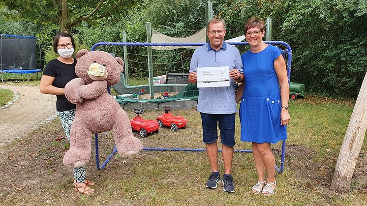 Kerstin Stadler vom Kinderhospiz Bärenherz nahm die Spende von Jan und Daniela Pischer entgegen