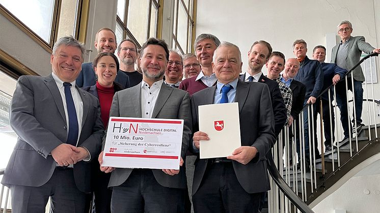 (v.l.) Staatssekretär Prof. Dr. Joachim Schachtner, Krystyna Redeker-Weißer, Koordinierungsstelle der HdN, sowie Thomas Brinkwerth und Burkart Franz, Vorsitzende der LANIT, zusammen mit den IT-Leitenden der Hochschulen.