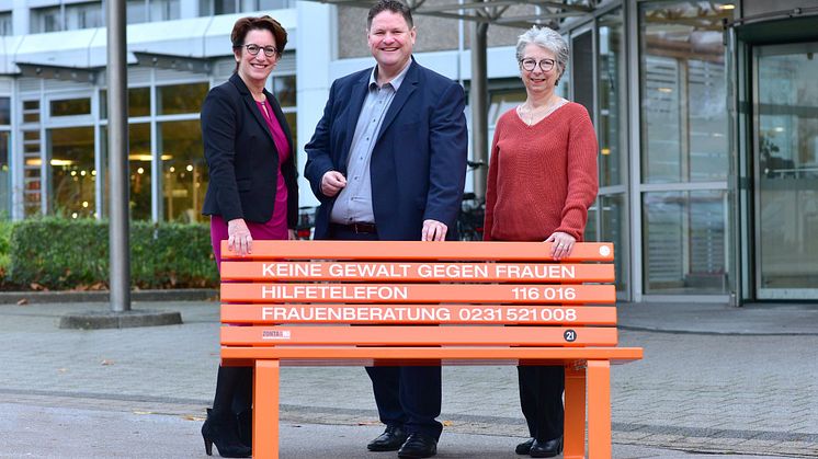 Heike Heim (Vorstandsvorsitzende von DSW21, l.), Harald Kraus (Arbeitsdirektor von DSW21, Mitte) und Kirsten Fronz (DSW21-Diversity Managerin, r.) vor der orangenen ZONTA-Parkbank.