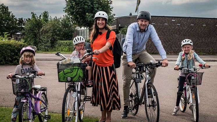 De tar cykeln för miljön och barnen