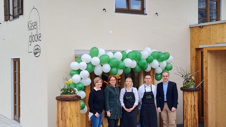 Am 03. April wurde die Neueröffnung der Käseglocke in Lehen bei Pfaffing gefeiert. Mit dabei waren Carolina Noske, Barbara von Hagmann, Juliane Rehklau, Sebastian Rehklau und Robert Winkelmann (v.l.n.r.). / Bild: Alpenhain