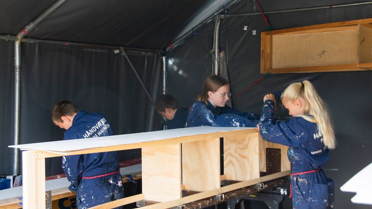 Eleverne arbejder koncentreret med at få båden gjort klar til søsætning