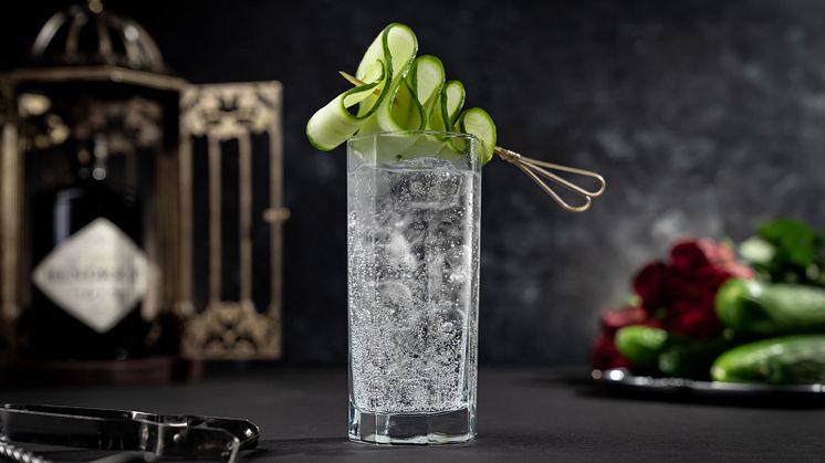Personanpassa din Hendrick's Gin & Tonic med konstnärliga gurktoppics och valfri tonic