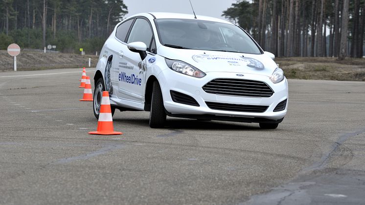 Ford med minibil som kan kjøres sideveis for å parkere