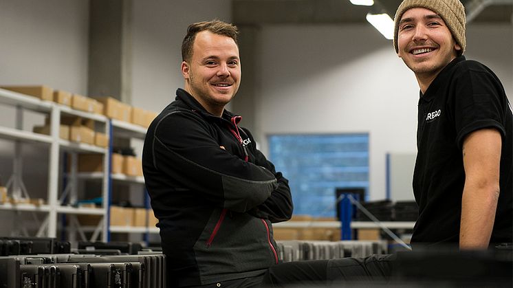 IT-räddare. Daniel Bularda och Marcus Fogde arbetar med att reparera datorer på Inrego. 
