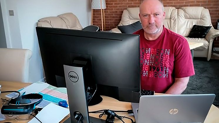 Fra hans hjemmearbejdsplads underviser Michael Høeg eleverne på Tradiums Malerskole. // Privatfoto